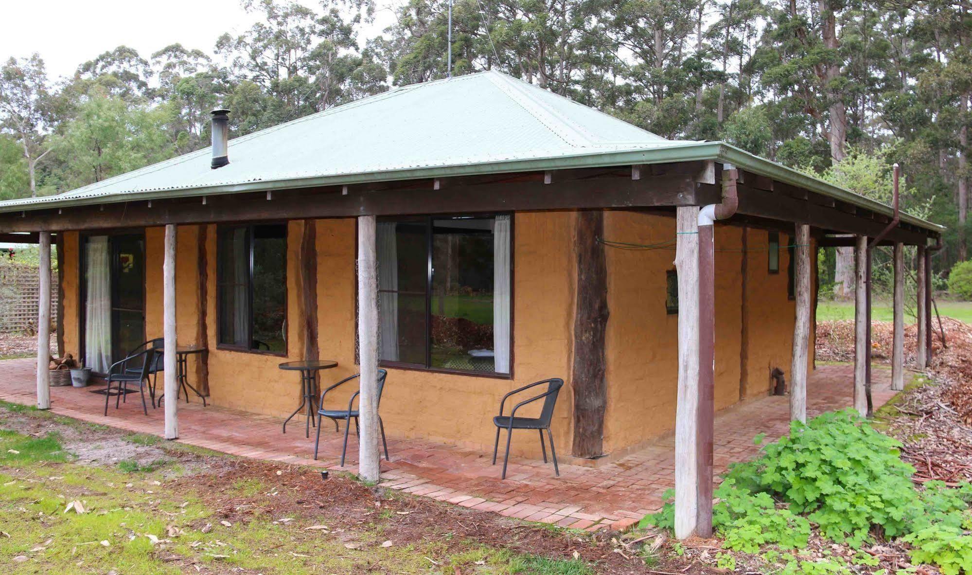 Treenbrook Cottages Pemberton Exterior photo